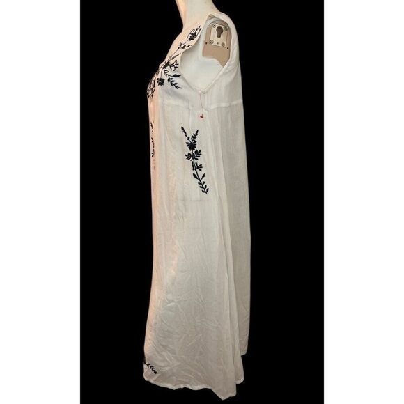Medium White Navy Blue Embroidered Sleeveless Dress Sundress NWT Lightweight - Picture 2 of 5